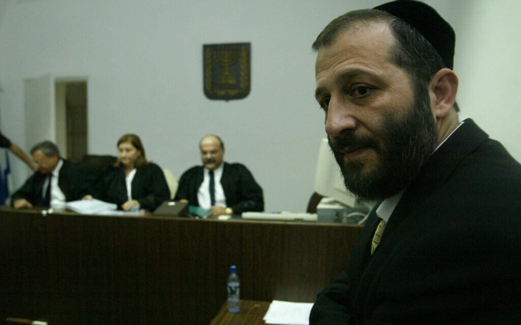 אריה דרעי בבית המשפט ב-2003. ארכיון (צילום: פלאש90)