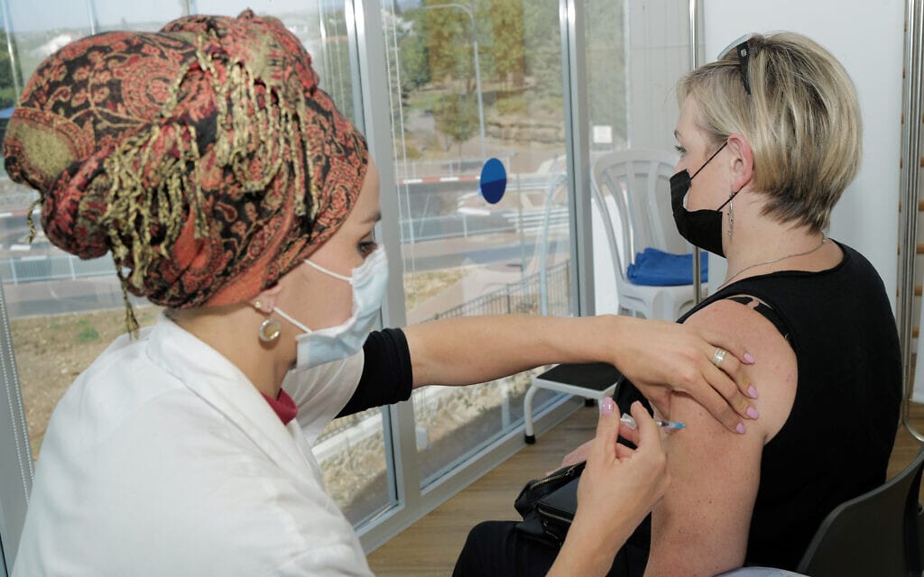 מטופלת מקבלת את מנת החיסון השלישית נגד קורונה בקצרין, 7 באוקטובר 2021 (צילום: מיכאל גלעדי, פלאש 90)