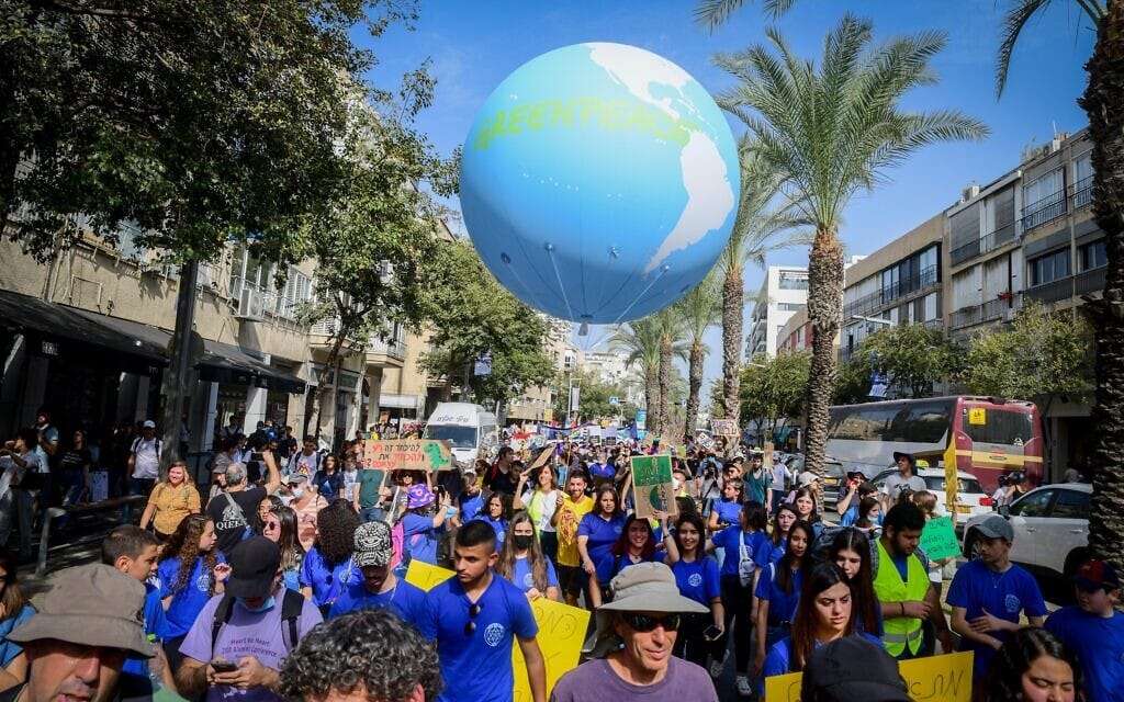 הפגנה בתל אביב הקוראת למאבק במשבר האקלים, 29 באוקטובר 2021 (צילום: אבשלום ששוני/פלאש90)