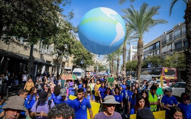 הפגנה בתל אביב הקוראת למאבק במשבר האקלים, 29 באוקטובר 2021 (צילום: אבשלום ששוני/פלאש90)