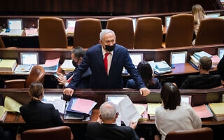 יו"ר האופוזיציה לשעבר בנימין נתניהו במליאה בהצבעה על התקציב, 4 בנובמבר 2021 (צילום: Olivier Fitoussi/Flash90) יו"ר האופוזיציה לשעבר בנימין נתניהו במליאה בהצבעה על התקציב, 4 בנובמבר 2021 (צילום: Olivier Fitoussi/Flash90)