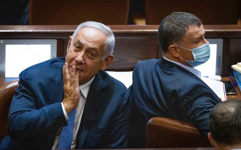 יולי אדלשטיין ובנימין נתניהו במליאת הכנסת במהלך ההצבעות על תקציב המדינה, 4 בנובמבר 2021 (צילום: יונתן זינדל/פלאש90)