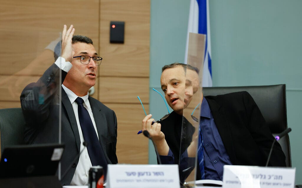 גדעון סער לצידו של גלעד קריב בוועדת החוקה של הכנסת, 8 בנובמבר 2021 (צילום: אוליבייה פיטוסי/פלאש90)