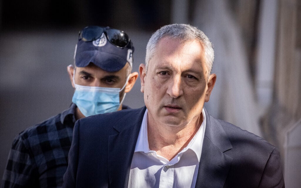 ניר חפץ עוזב את בית המשפט המחוזי בירושלים אחרי שעדותו במשפט נתניהו נדחתה בשבוע, 16 בנובמבר 2021 (צילום: יונתן זינדל/פלאש90)