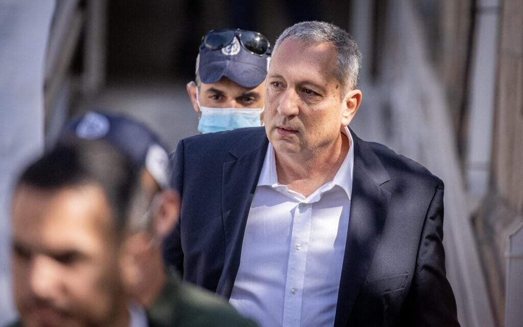 ניר חפץ עוזב את בית המשפט המחוזי בירושלים אחרי שעדותו במשפט נתניהו נדחתה בשבוע, 16 בנובמבר 2021 (צילום: יונתן זינדל/פלאש90)