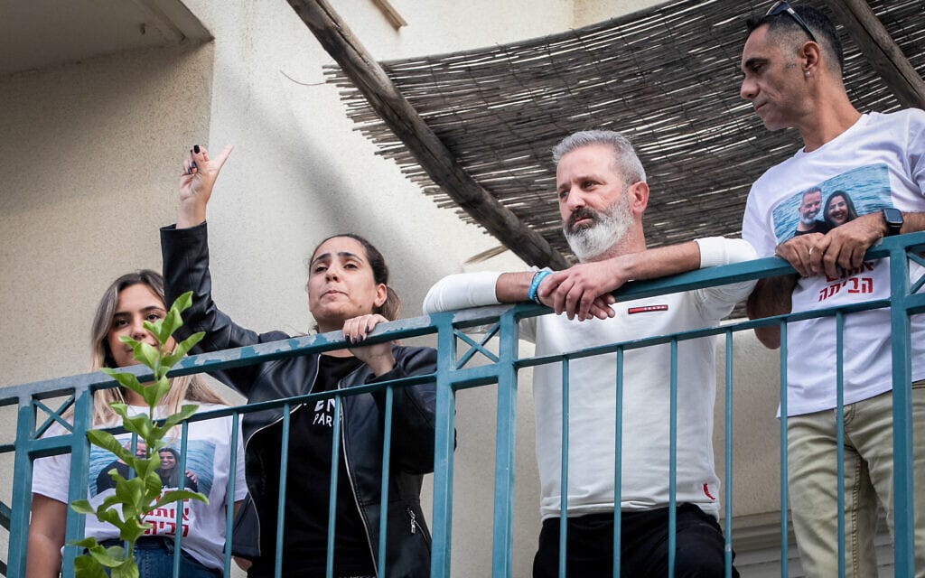 מורדי ונטלי אוקנין במרפסת ביתם עם ילדיהם, אחרי שחזרו לישראל מטורקיה, 18 בנובמבר 2021 (צילום: יוסי אלוני/פלאש90)