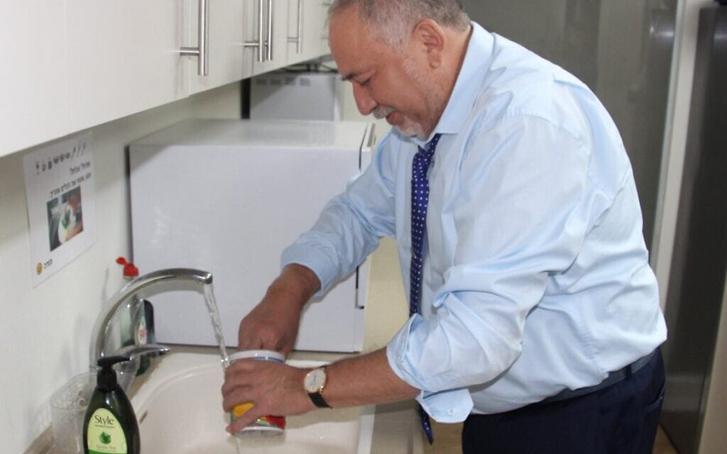 ליברמן שוטף כלים ביום העברת חוק הכלים הפעמיים, צילום מתוך חשבון הטוויטר שלו