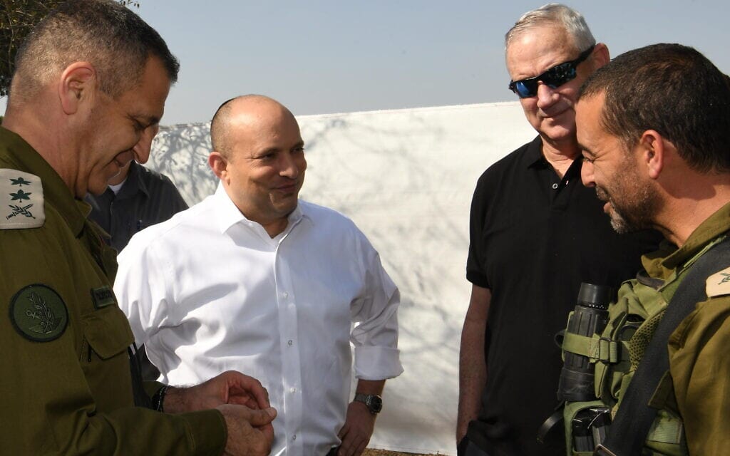 ראש הממשלה נפתלי בנט, שר הביטחון בני גנץ והרמטכ"ל אביב כוכבי בתרגיל עוצבת געש, 16 בדצמבר 2021 (צילום: עמוס בן גרשום / לע"מ) ראש הממשלה נפתלי בנט, שר הביטחון בני גנץ והרמטכ"ל אביב כוכבי בתרגיל עוצבת געש, 16 בדצמבר 2021 (צילום: עמוס בן גרשום / לע"מ)