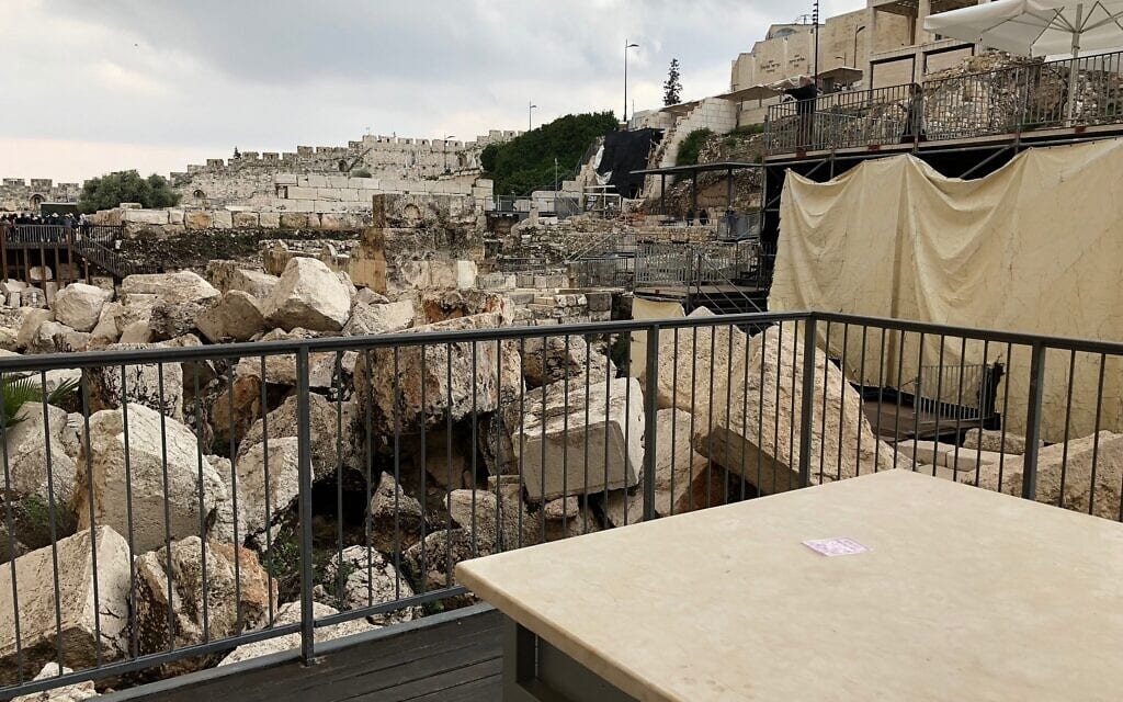 מבט מרחבת התפילה השוויונית הקטנה הסמוכה לכותל המערבי, ליד קשת רובינסון, אפריל 2018 (צילום: אמנדה ברושל-דן/Times of Israel)