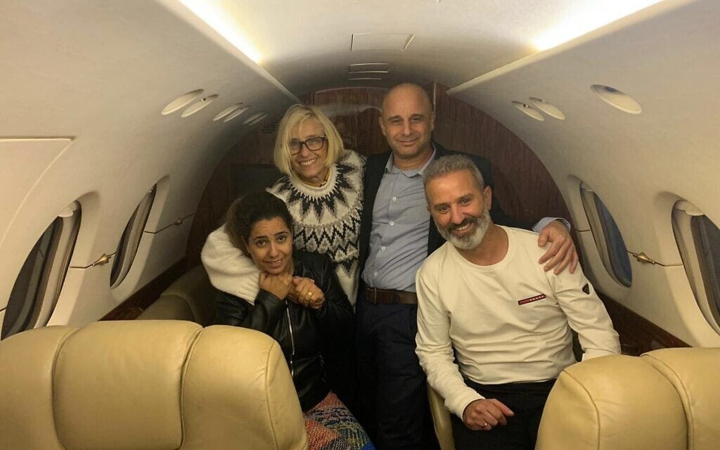 הזוג אוקנין במטוס לפני ההמראה עם אנשי משרד החוץ, רינה דג׳רסי-דביר, ראש החטיבה הקונסולרית וחיים לוי, ראש חטיבת משאבי אנוש פנים, 18 בנובמבר 2021 (צילום: משרד החוץ)