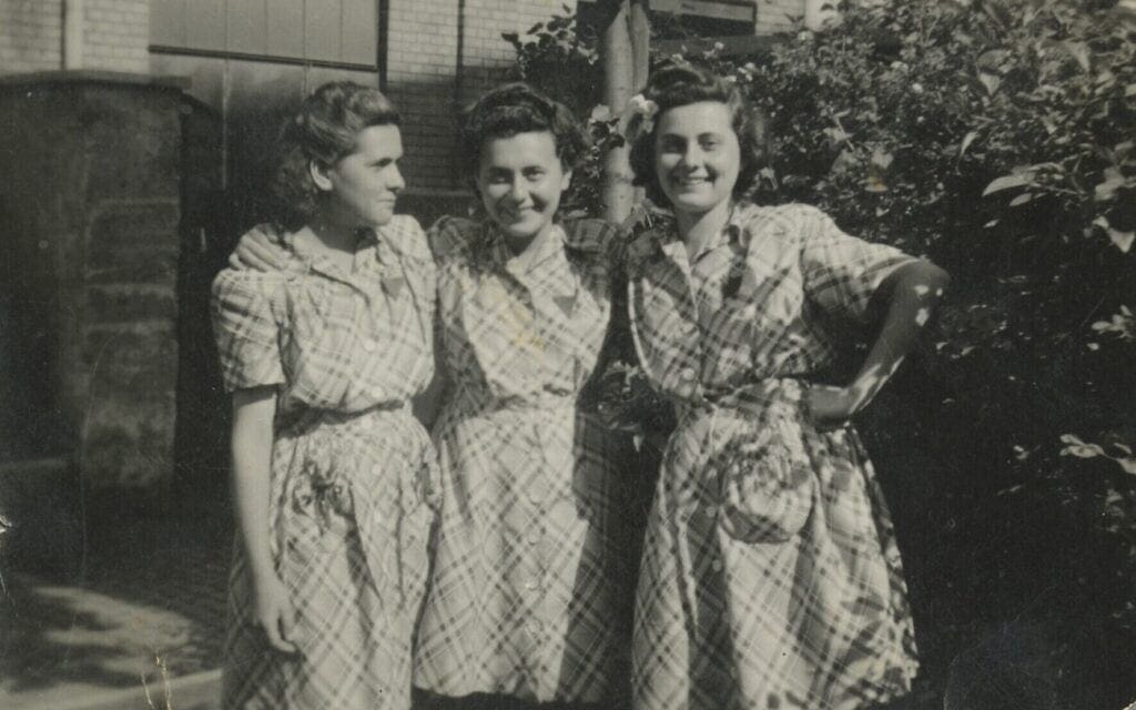 משמאל לימין: רנה, לילי ופירי לובשות שמלות תואמות בגרמניה באביב של 1945 לאחר שחרורן על ידי צבא ארצות הברית (צילום: באדיבות לילי אברט)