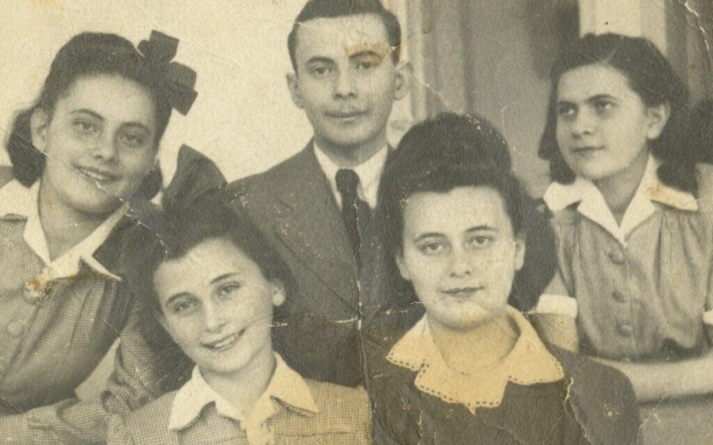 התמונה המשותפת האחרונה של האחים לבית אברט, מ-1943. משמאל לימין: פירי, ברטה, אימי, לילי ורנה. האח בלה אינו מצולם (צילום: באדיבות לילי אברט)