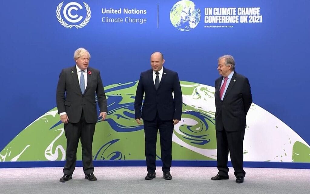 ראש הממשלה נפתלי בנט, ראש ממשלת בריטניה בוריס ג'ונסון ומזכ"ל האו"ם אנטוניו גוטרש בטקס קבלת הפנים של ועידת האקלים של האו"ם בגלזגו, 1 בנובמבר 2021 (צילום: חיים צח, לע"מ)