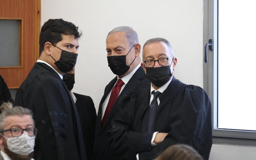 בנימין נתניהו עם עורכי דין בעז בן-צור (מימין) ועמית חדד (משמאל) בבית המשפט המחוזי בירושלים, 16 בנובמבר 2021 (צילום: אמיל סלמן/פול)