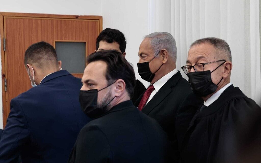 ראש האופוזיציה נתניהו מגיע לתחילת עדותו של ניר חפץ במשפטו, 22 בנובמבר 2021 (צילום: אורן בן חקון/פול)