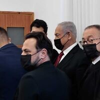 ראש האופוזיציה נתניהו מגיע לתחילת עדותו של ניר חפץ במשפטו, 22 בנובמבר 2021 (צילום: אורן בן חקון/פול)