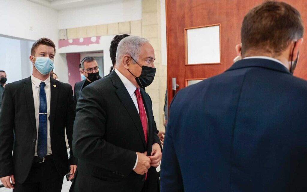 ראש האופוזיציה בנימין נתניהו מגיע לאולם בית המשפט המחוזי בירושלים לתחילת עדותו של ניר חפץ, 22 בנובמבר 2021 (צילום: אורן בן חקון/פול)