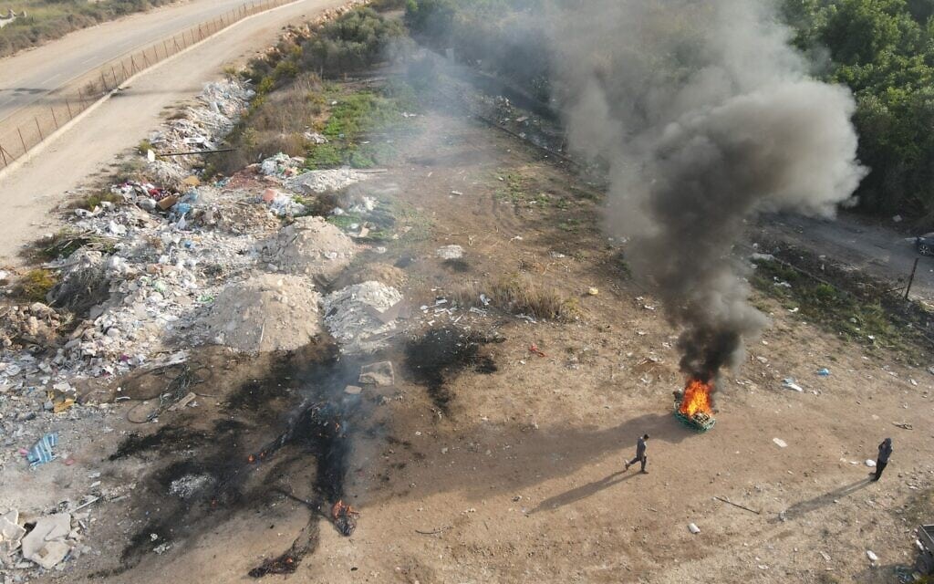 שריפת פסולת פיראטית בשרון (צילום: נועם ביבי)