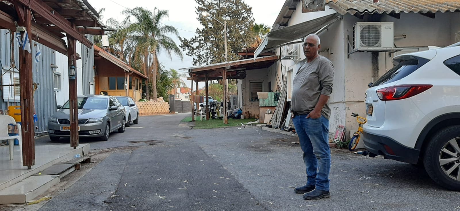 יואל רדעי בחצר המתחם המשפחתי. האבא רכש את השטח בשנת 57, וכעת העירייה טוענת שעליו להתפנות