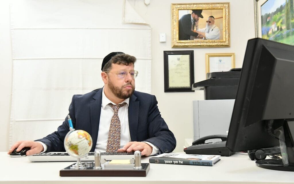 חיים ולדר במשרדו בבני ברק ב־2011 (צילום: /Wikipedia CC BY-SA 3.0דוד25)