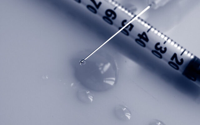 syringe&#039;s needle loaded with medication (צילום: IStock by Getty Images)