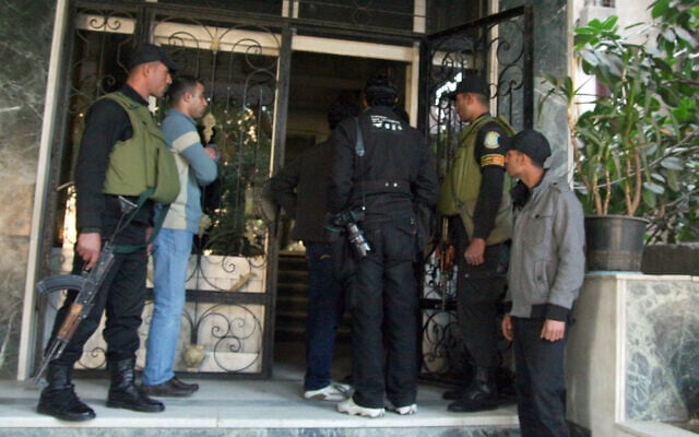 המשטרה והצבא המצריים פורצת למשרדי ארגון זכויות אדם בקהיר, 2011 (צילום: AP Photo/Mohammed Asad)