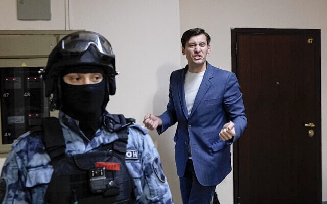 המשטרה הרוסית עוצרת את פעיל האופוזיציה דמיטרי גודקוב בביתו (צילום: AP Photo/Daniel Kozin, File)