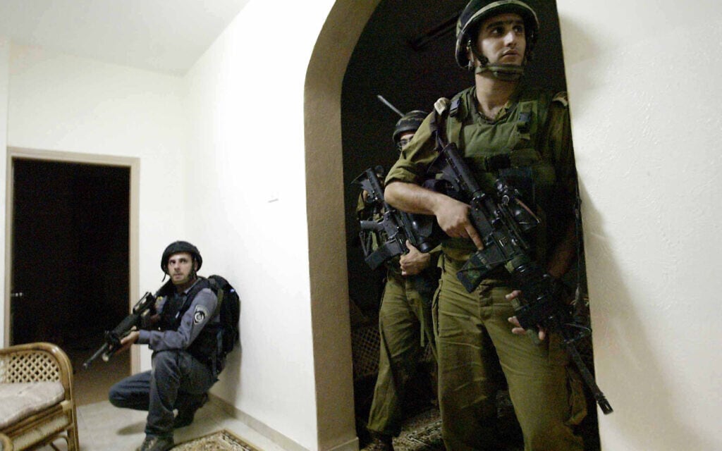 חיילי צה"ל בבית בדהריה שבאזור חברון בחיפוש אחר גנבי מכוניות, אוגוסט 2004 (צילום: פלאש 90) חיילי צה"ל בבית בדהריה שבאזור חברון בחיפוש אחר גנבי מכוניות, אוגוסט 2004 (צילום: פלאש 90)
