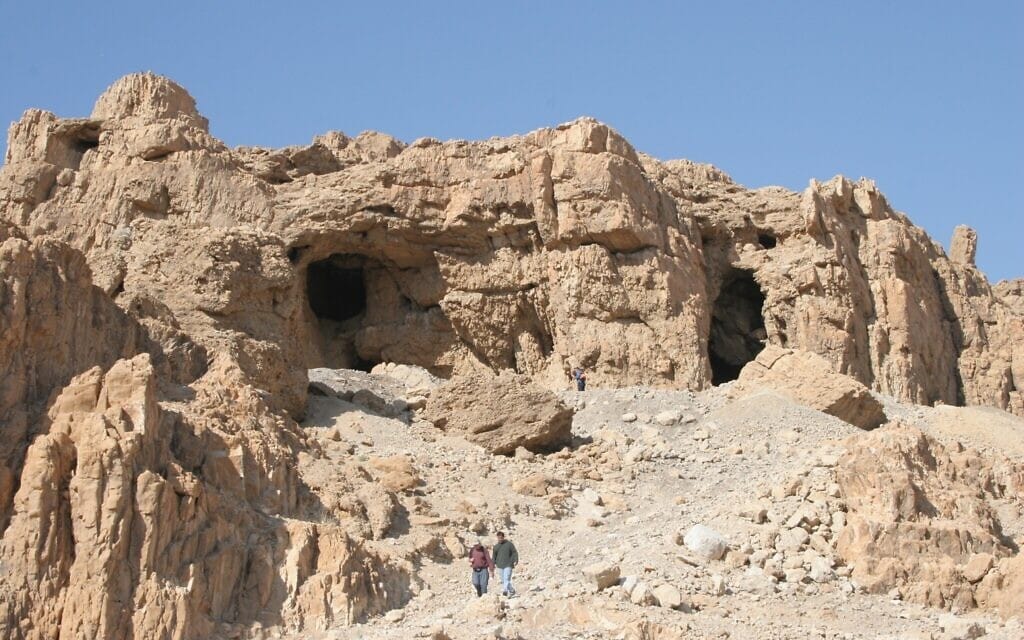 המערות המפורסמות בקומראן שבהן התגלו מגילות ים המלח ב-1947 (צילום: שמואל בר-עם)