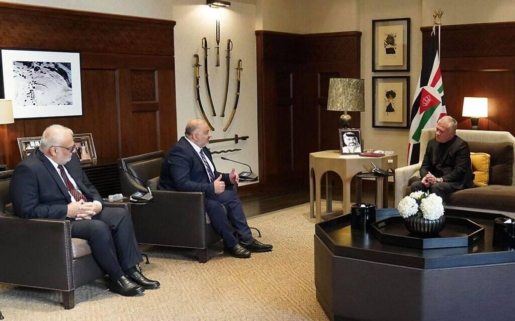 מלך ירדן עבדאללה ויושב ראש רע&quot;ם מנסור עבאס בפגישתם בארמון בעמאן, 9 בנובמבר 2021 (צילום: סוכנות הידיעות של ירדן)