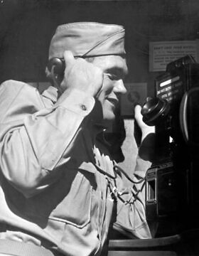 חייל צבא ארצות הברית היימן שולמן, שנתן ללילי אברט שטר גרמני עם איחולי הצלחה (צילום: באדיבות משפחת שולמן)