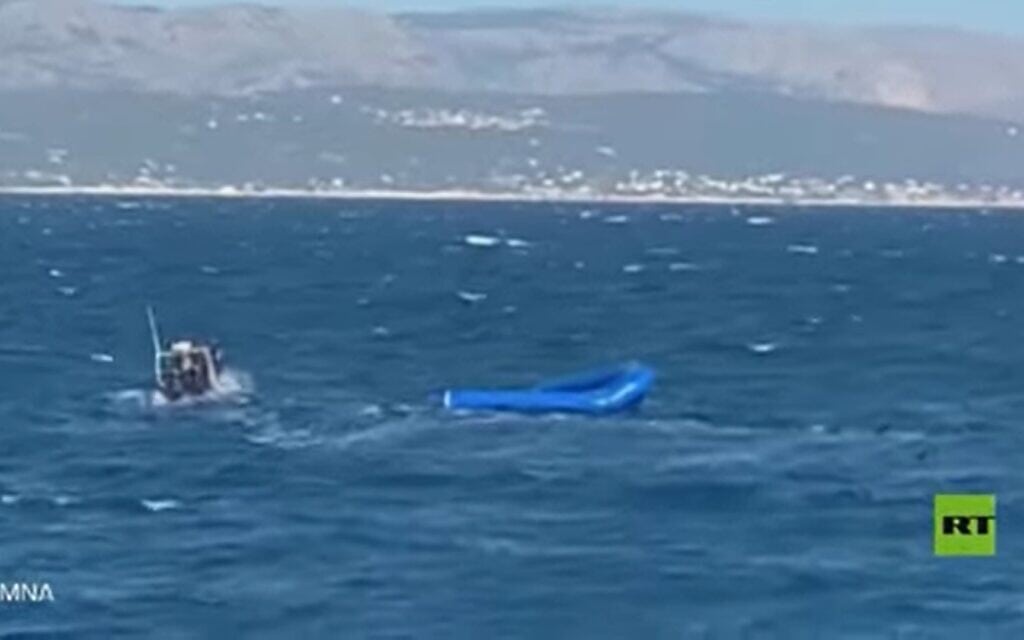 טביעת סירת הפליטים הפלסטינים מעזה ליד חופי יוון, 2021. צילום מסך מסרטון של RT