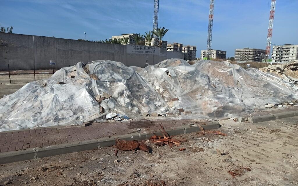 ערמות של פסולת קרקע עם אסבסט פריך סמוך לאצטדיון הכדורגל של נהריה (צילום: דב משה, פעיל סביבה בנהריה)