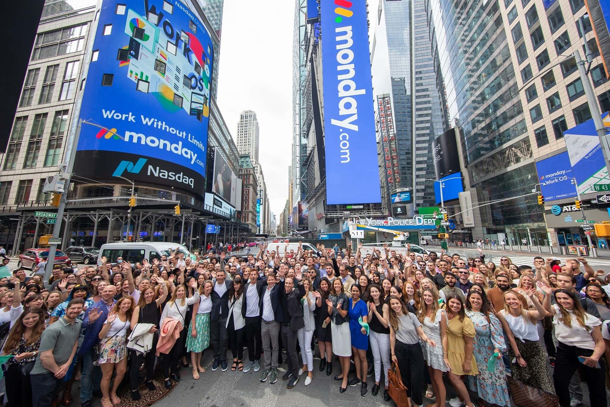 עובדי מאנדיי, סטרטאפ ישראלי, חוגגים בטיימס סקוור בניו יורק ביום ההנפקה של החברה בנאסד&quot;ק לפי שווי של 6.8 מיליארד דולר, 10 ביוני 2021 (צילום: מאנדיי)