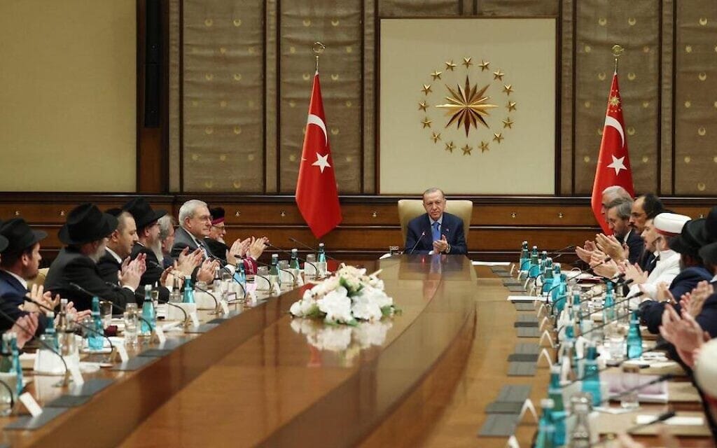 ראשי הקהילה היהודית בטורקיה וארגון הרבנים במדינות האסלאמיות נפגשים עם נשיא טורקיה רג'פ טאיפ ארדואן בארמונו באנקרה, 23 בדצמבר 2021 (צילום: David I. Klein/JTA)