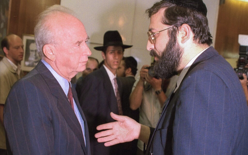 אריה דרעי ויצחק רבין בפגישה בלשכת ראש הממשלה, 1993 (צילום: לע&quot;מ)