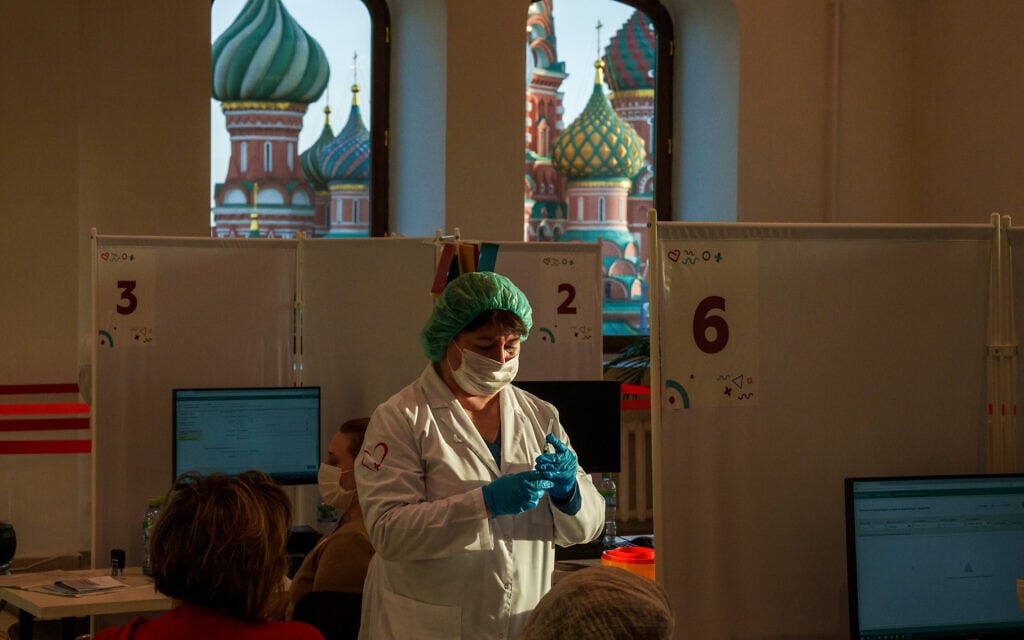 אחות מכינה חיסון של ספוטניק במרכז חיסונים במוסקבה, 26 באוקטובר 2021 (צילום: AP Photo/Pavel Golovkin)