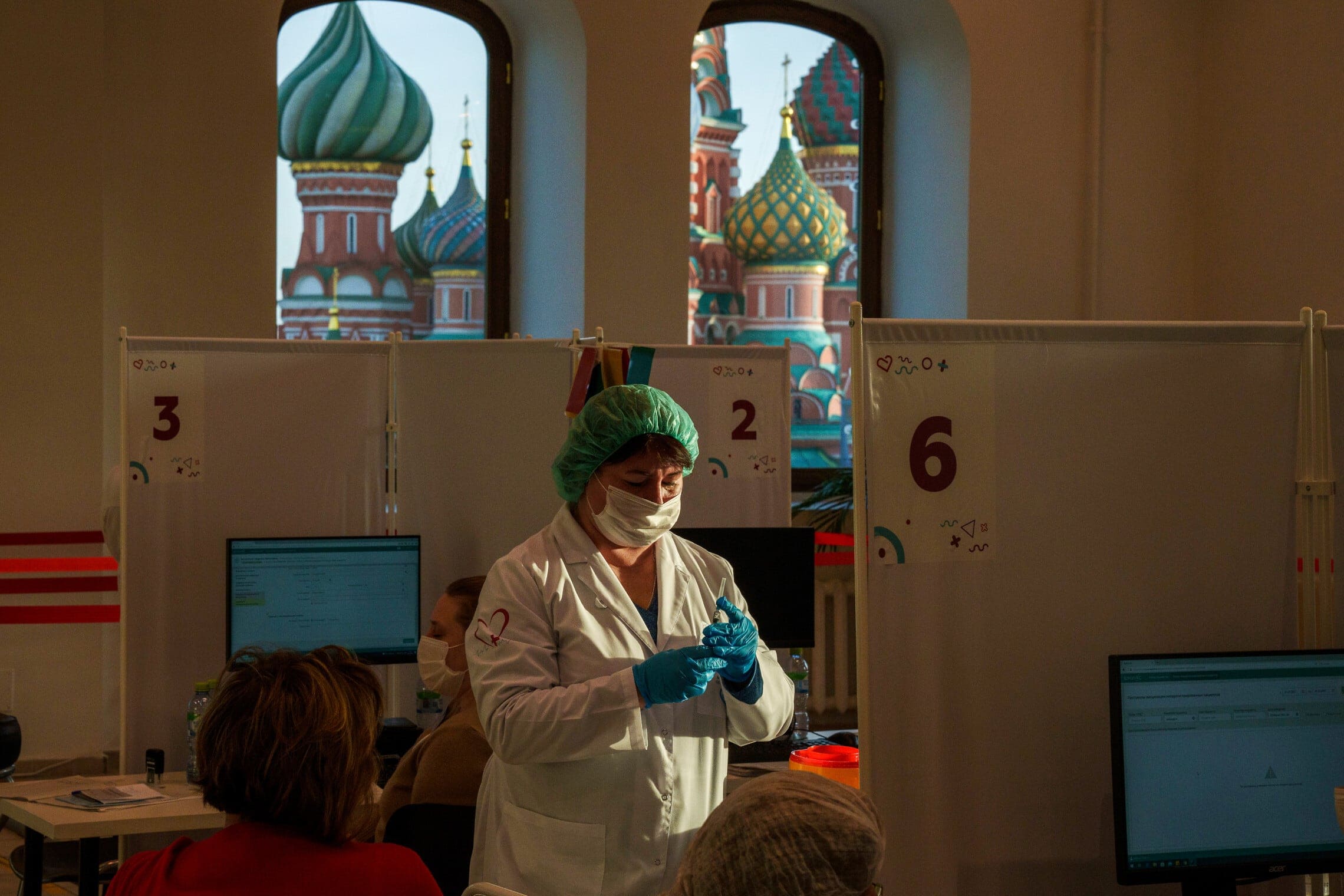 אחות מכינה חיסון של ספוטניק במרכז חיסונים במוסקבה, 26 באוקטובר 2021 (צילום: AP Photo/Pavel Golovkin)