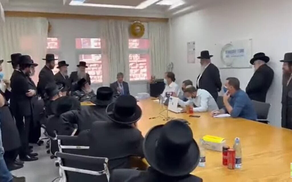 יועז הנדל בפגישה עם הרבנים, צילום מסך מוידאו של  WhatsApp Videos