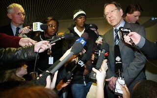 שר המשפטים לשעבר ארוין קוטלר מדבר עם עיתונאים, 4 ביוני 2006 (צילום: AP Photo/CP, Stuart Nimmo)