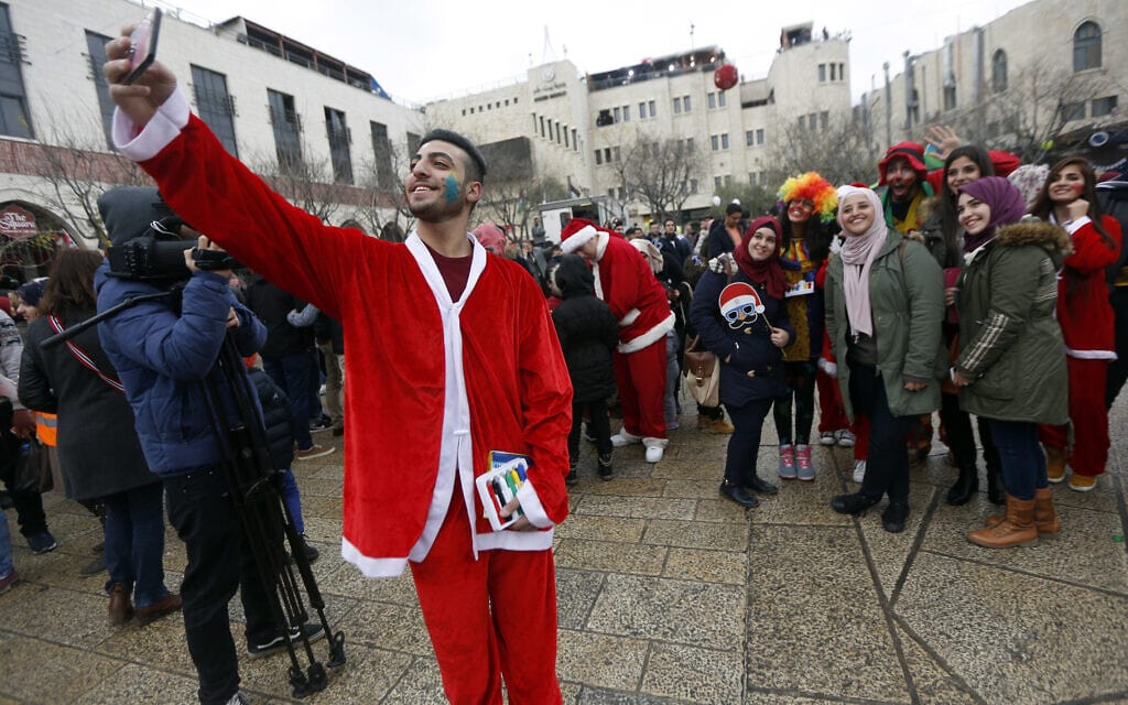פלסטיני לבוש במדי סנטה קלאוס בבית לחם, דצמבר 2016 (צילום: AP Photo/Majdi Mohammed)