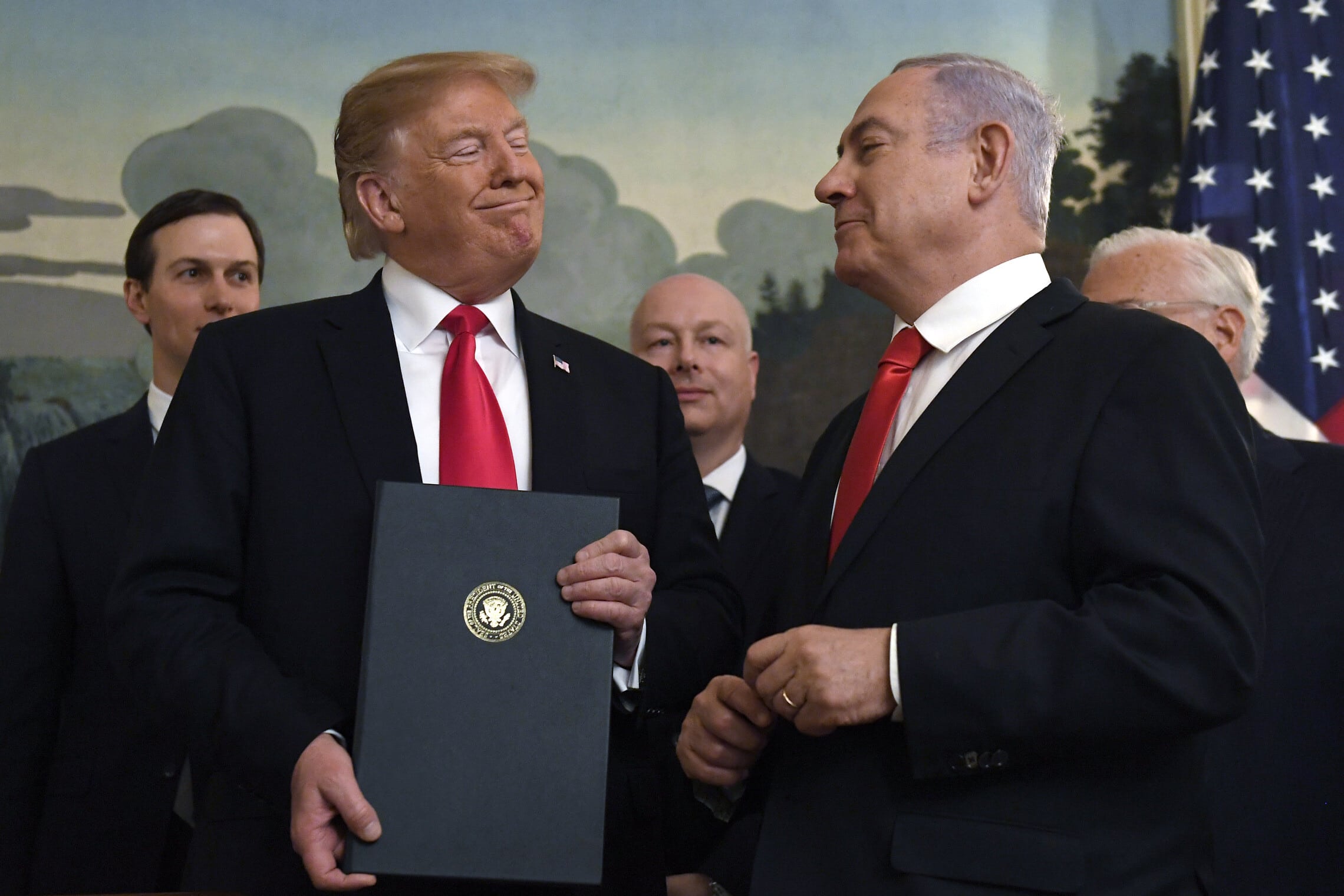 בנימין נתניהו ודולנד טראמפ בבית הלבן, ב-25 במרץ 2019, כשטראמפ חתם על הצהרה המכירה בריבונות ישראל ברמת הגולן (צילום: AP Photo/Susan Walsh)