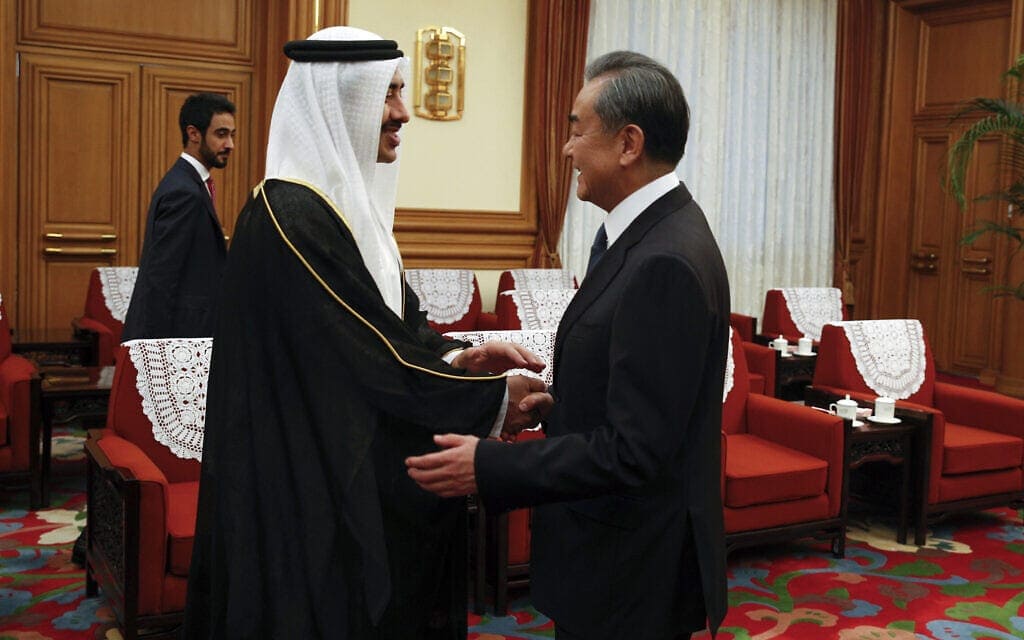 שרי החוץ של איחוד האמירויות וסין, וונג יי ועבדאללה בן זאיד, נפגשים בבייג&#039;ינג, יולי 2021 (צילום: AP Photo/Andy Wong)