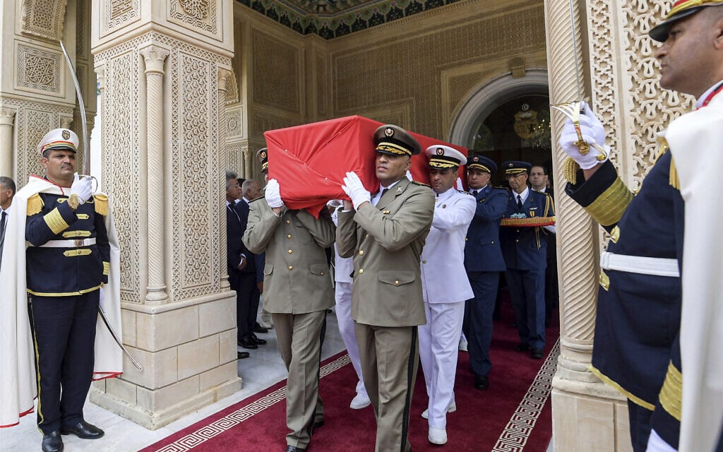 קציני צבא נושאים את ארונו של נשיא תוניסיה לשעבר באג'י קאיד א-סבסי במזרח תוניס, 19 ביולי 2019 (צילום: Fethi Belaid, Pool via AP)