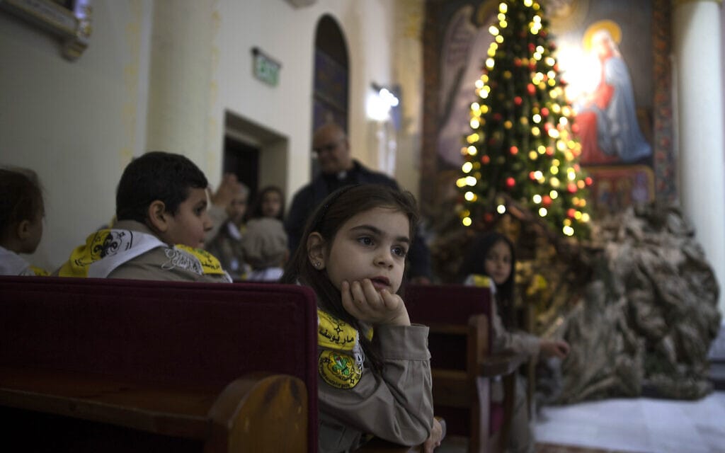 ילדה פלסטינית בכנסייה בעזה בערב חג המולד, דצמבר 2019 (צילום: AP Photo/ Khalil Hamra)