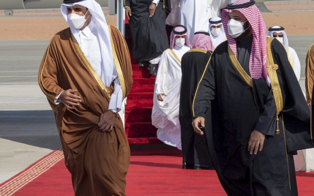 יורש העצר הסעודי מוחמד בן סלמאן מקדם את פניו של אמיר קטאר עם הגעתו לאל-אולה, 5 בינואר 2021 (צילום: Saudi Royal Court via AP)