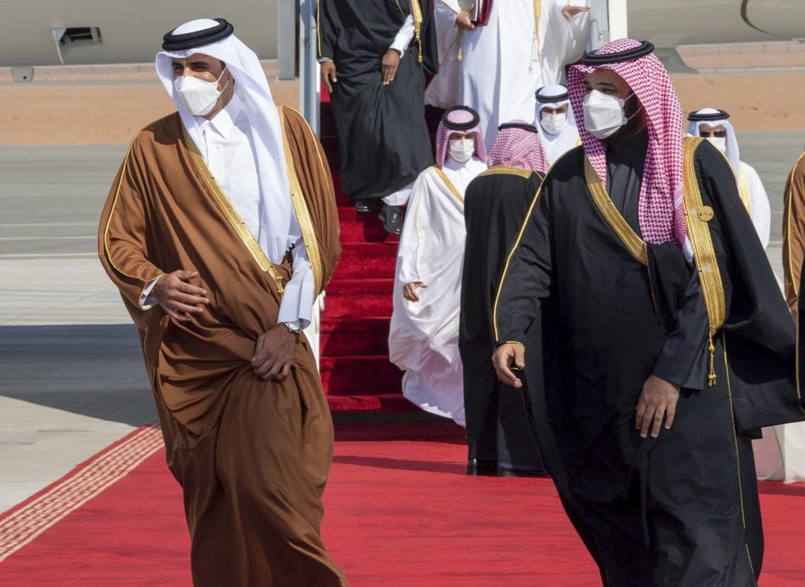 יורש העצר הסעודי מוחמד בן סלמאן מקדם את פניו של אמיר קטאר עם הגעתו לאל-אולה, 5 בינואר 2021 (צילום: Saudi Royal Court via AP)
