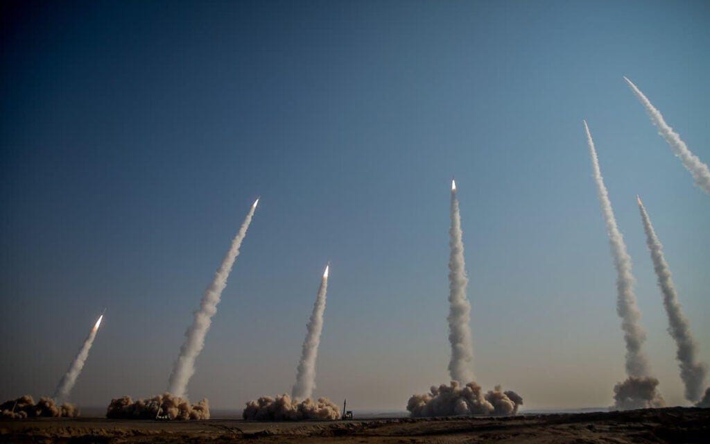 ירי טילים בתרגיל של משמרות המהפכה באיראן, 15 בינואר 2021 (צילום: Iranian Revolutionary Guard/Sepahnews via AP)