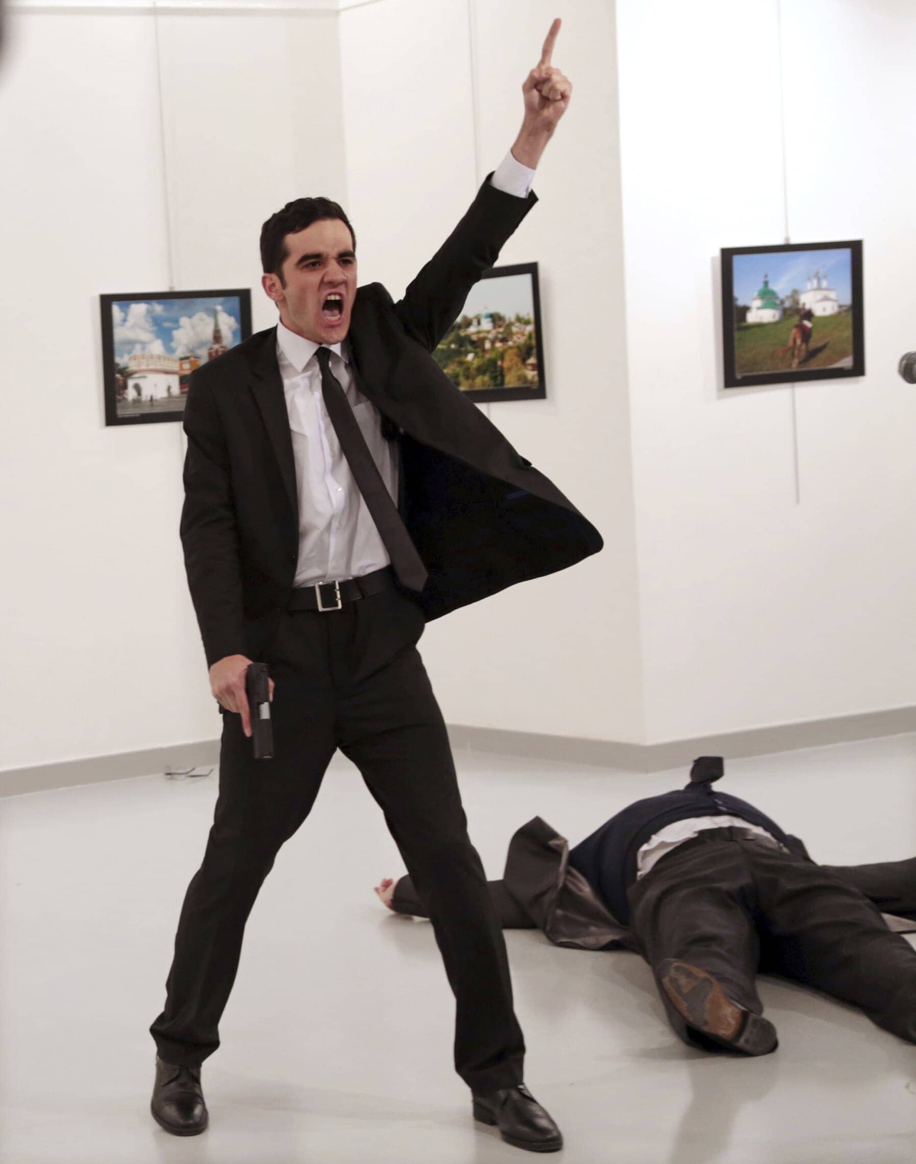 הרוצח של אנדריי קרלוב בגלריה באנקרה, טורקיה, 19 בדצמבר 2016 (צילום: AP Photo/Burhan Ozbilici)