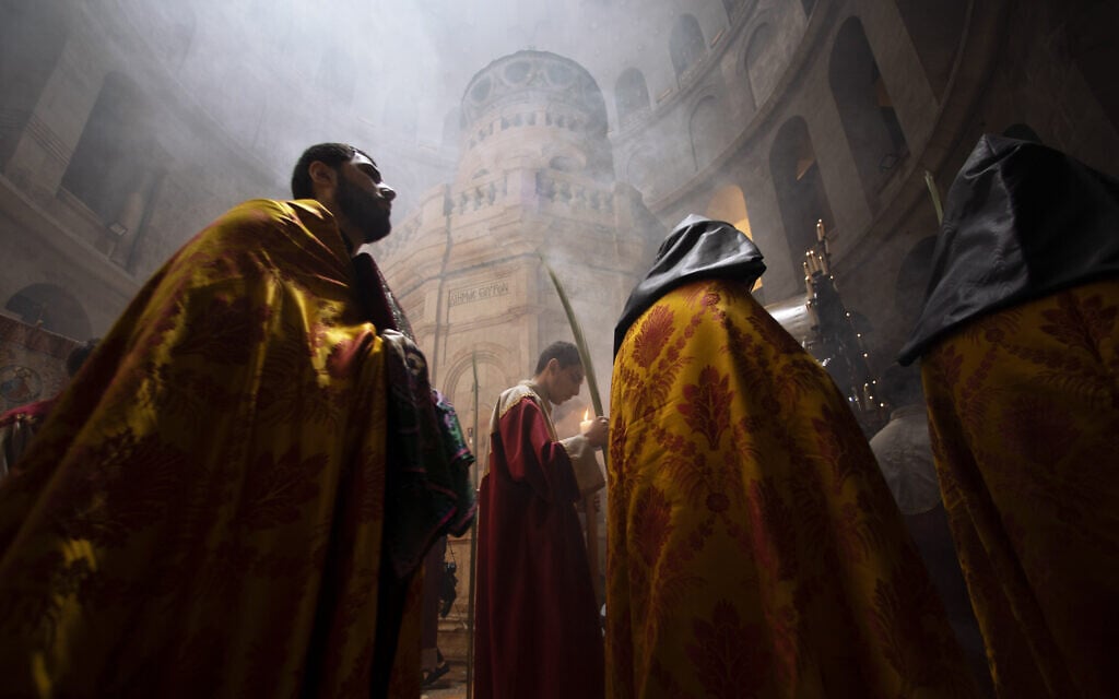כמרים בכנסיית הקבר במזרח ירושלים, אפריל 2021 (צילום: AP Photo/Oded Balilty)